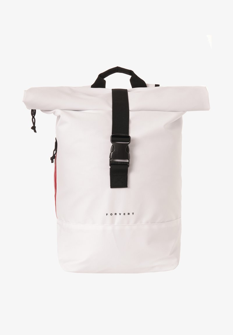 Bela nahrbtnik z valjčastim vrhom in črnimi trakovi ter kovinskimi elementi. Ima stranski žep z rdečim poudarkom in logotipom natisnjenim na dnu.