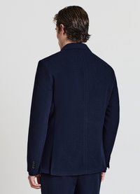 Marineblauer Wollblazer mit schlanker Passform, glatter Textur, Reverskragen und vier Knopf-Manschettenakzenten. Schlichtes Rückendesign ohne Schlitze.