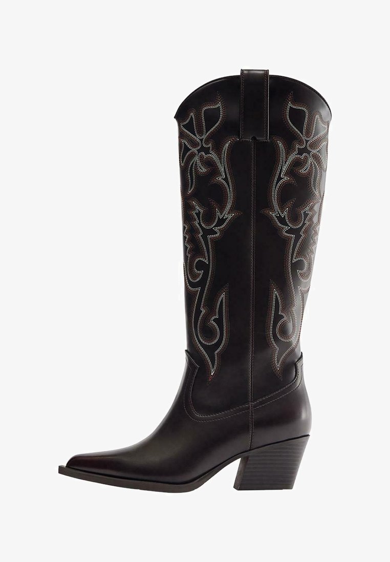 Cizme cowboy negre din piele, cu vârf ascuțit, toc bloc și cusături decorative deschise la culoare pe ax.