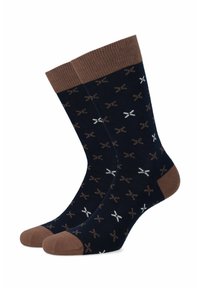 Granatowe skarpetki crew z brązowymi mankietami, piętami i palcami, ozdobione małymi brązowo-białymi wzorami w krzyżyk.