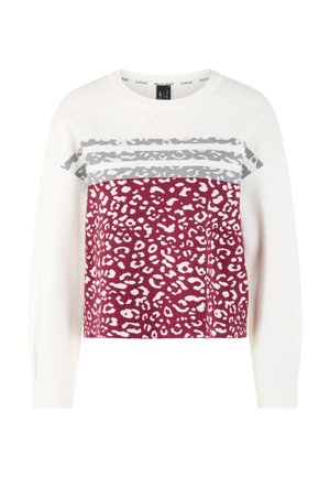 Weißer Pullover mit langen Ärmeln, ausgestattet mit grauen Streifen oben und einem burgunderfarbenen Leopardenmuster unten. Weiche Textur.