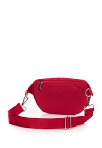 Bolso de cintura de tela roja con un perfil plano, un bolsillo con cremallera y correa ajustable que presenta detalles de herrajes y logotipo.