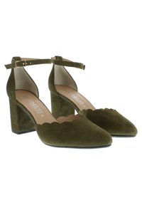 Grüne Wildlederblockabsatzschuhe mit gewellten Kanten, offenen Seiten und einem dünnen Knöchelriemen mit einer goldenen Schnalle. Glattes Innenfutter.