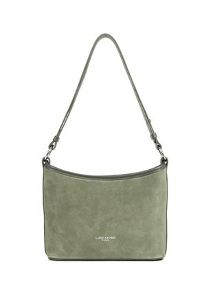 Sac à main en suede vert avec un bord supérieur arrondi, une bandoulière réglable et des ferrures en argent. Présente un logo en relief sur le devant.