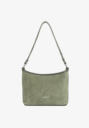 Sac à main en suede vert avec un bord supérieur arrondi, une bandoulière réglable et des ferrures en argent. Présente un logo en relief sur le devant.