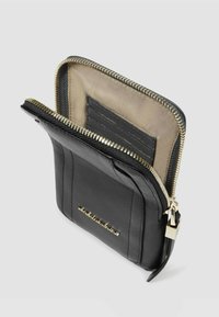 Die schwarze Lederbrieftasche verfügt über einen goldfarbenen Reißverschluss, ein beiges Innenfutter und Kartenfächer, mit eingeprägtem Markenlogo auf der Vorderseite.