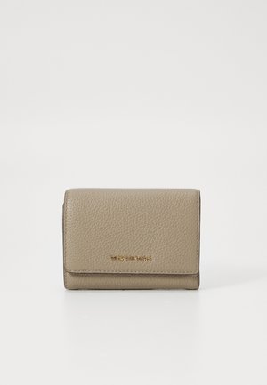 Portefeuille en cuir beige clair avec une finition texturée. Présente un logo de marque doré à l'avant et une forme rectangulaire compacte.