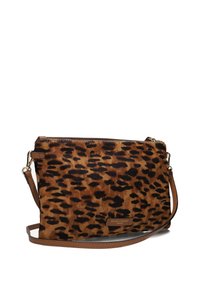 Borsa a tracolla con stampa leopardata realizzata in morbido pelo, con tracolla in pelle marrone e finiture in oro. Presenta una chiusura con zip e un'etichetta in pelle con il logo.