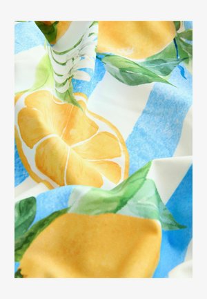 Audums ar dzīvīgu dzelteno citronu un zaļo lapu rakstu uz zilām un baltām svītrām, ar gludu un maigu tekstūru.