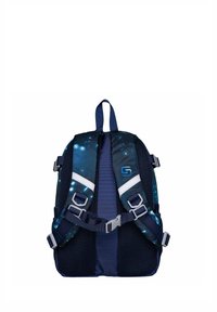 Mochila azul marino con un patrón estrellado, acolchado de malla, correas ajustables y detalles en gris. Diseñada para ofrecer comodidad y estabilidad.