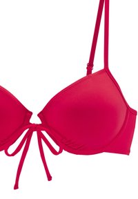 Crvena bikini gornji dio s podesivim naramenicama, glatke teksture, trokutastim šalicama i detaljem vezanja sprijeda. Bez ukrasa ili uzoraka.