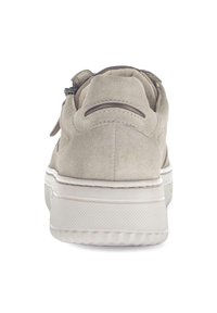 Lichtegrijze suède sneaker met een gestructureerde witte rubberen zool en gestikte details. Heeft een achterste lus om makkelijk aan te trekken.