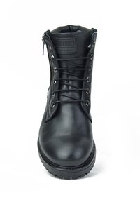 Bottine en cuir noir avec un bout arrondi, design à lacets, fermeture éclair sur le côté et semelle en caoutchouc texturée avec de profondes rainures pour une meilleure traction.