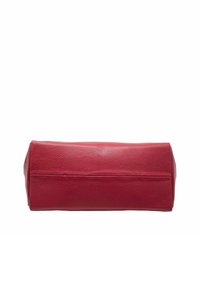 Sac à main en cuir rouge avec une finition texturée, présentant une forme rectangulaire et un fond plat. Pas de matériel ou de motifs visibles.