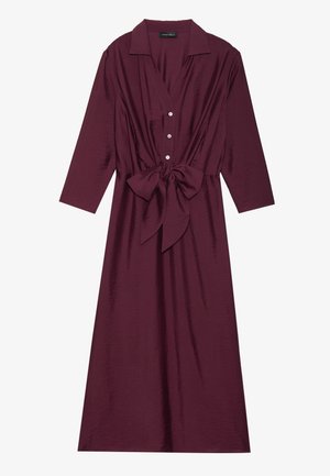 Abito camicia bordeaux con colletto, chiusura a bottoni, maniche a tre quarti e dettaglio in vita annodato. Tessuto liscio con una leggera lucentezza.