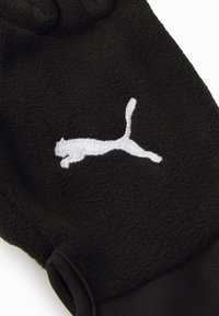 Gant en polaire noir avec un logo Puma blanc brodé. Le gant a un ajustement serré avec un poignet noir à côtes.