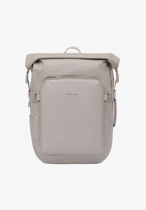 Lichtgrijze roll-top rugzak met voorvak met ritssluiting, zijklemmen, bovenste handvat en "Kapten & Son" branding aan de voorkant en zijkant.