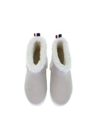 Beige Winterstiefel zum Hineinschlüpfen mit weißem, flauschigem Futter und roten, weißen sowie blauen Stoffzuglaschen hinten, aus der Vogelperspektive gezeigt.