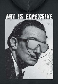 Felpa con cappuccio in cotone con stampa in bianco e nero di un uomo con occhiali da sole riflettenti oversize. Il testo recita "L'ARTE È COSTOSA" in lettere bianche in grassetto.