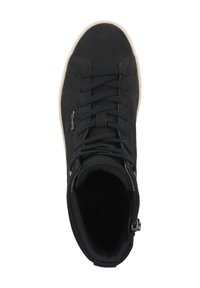 Sneaker alta nera con tomaia in suede testurizzata, punta rotonda, chiusura con lacci e colletto imbottito. Presenta una suola in gomma e un logo discreto.