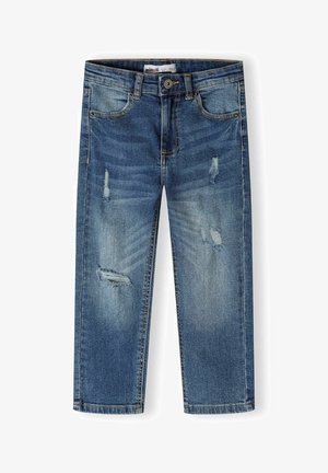 Jean en denim bleu avec une finition usée, comportant des déchirures et un léger décoloré. Design traditionnel à cinq poches et fermeture à bouton à la taille.