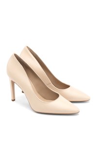Beżowe skórzane szpilki z wysmuklonym noskiem i umiarkowanym obcasem. Gładka tekstura i prosty, elegancki design z niskim wycięciem.