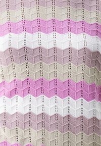 Stickad tyg med ett vågmönster i nyanser av rosa, kräm och taupe; har öppna strukturer och varierande randbredder.