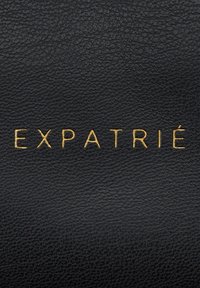 Materiale in pelle nera con superficie texturizzata, con la parola "EXPATRIÉ" impressa in lettere dorate.