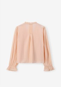 Blouse à manches longues de couleur rose pâle avec un col volanté, des plis dans le dos et des poignets froncés, fabriquée dans un tissu léger et texturé.