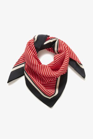 Sarkans šalle ar baltām svītrām un melnām malām, salocīta trīsstūrveida formā uz balta fona.