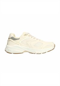 Baskets de sport beiges avec une tige texturée, des accents en maille et une semelle blanche épaisse. Elles sont dotées de lacets ronds et d'un talon renforcé pour le soutien.