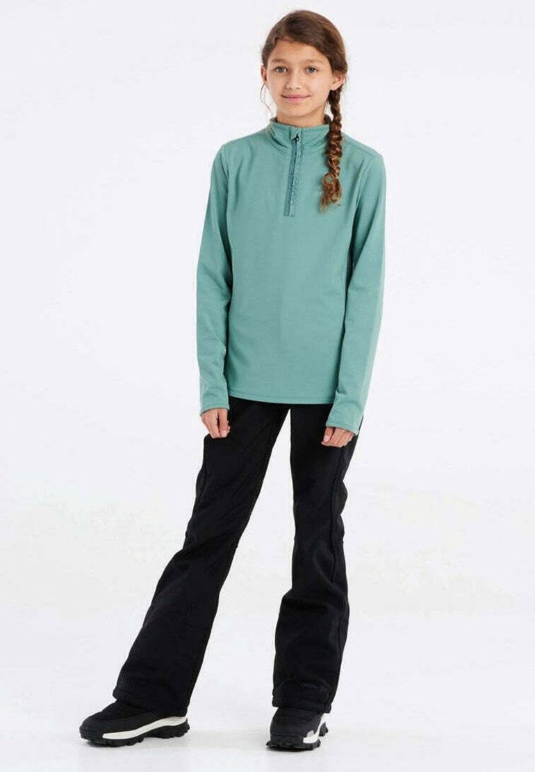 Licht teal lange mouw pullover met een kwart ritssluiting, gecombineerd met zwarte broek en zwart schoeisel. Stoffen lijkt glad, met een relaxte pasvorm.