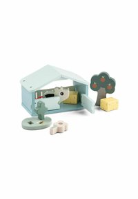 Houten speelgoedboerderijset met een pastelblauw dak, groene accenten, een boom, een koefiguur en gele kaasblokken; gestructureerde oppervlakken en eenvoudige vormen.