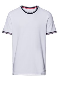 Biała koszulka z krótkim rękawem, z prążkowanym dekoltem typu crew neck. Posiada granatowe i czerwone akcenty wzdłuż dekoltu i rękawów, uszyta z miękkiej bawełny.
