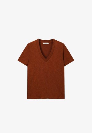 Rostfarbiges V-Ausschnitt-T-Shirt mit kurzen Ärmeln, aus einem strukturierten Material gefertigt, mit lockerem Schnitt und minimalen Design-Details.