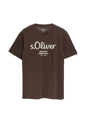 Donkerbruine T-shirt met korte mouwen en ronde hals met witte tekst "s.Oliver Elevated Essentials Since 1969" aan de voorkant.