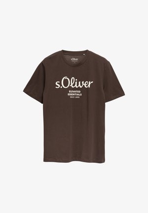 Dunkelbraunes T-Shirt mit kurzen Ärmeln und rundem Ausschnitt, vorne mit weißem Schriftzug "s.Oliver Elevated Essentials Since 1969".
