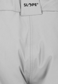 Grijze stoffen broek met een gladde textuur, voorzien van een zichtbaar taillebandlabel "SLOPE®" en subtiele stikdetails.