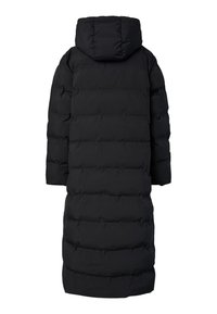 Lungo cappotto invernale imbottito nero con cuciture orizzontali e cappuccio attaccato, visto da dietro.