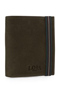 Cartera de cuero verde oscuro con un logo marrón en la parte inferior. Presenta un detalle de tela con rayas azules, rojas y blancas en el costado.