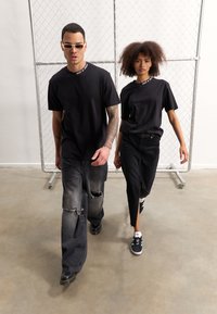 YOURTURN UNISEX - T-shirts med print - black