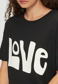 QS - T-shirt z nadrukiem