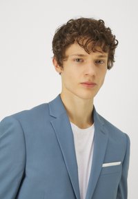 Isaac Dewhirst THE FASHION SUIT SET - Odijelo - gris