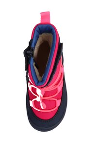 Wodoodporne buty w różowo-granatowym wzorze, z wyściółką z polaru, elastycznymi sznurowadłami i paskiem u góry ułatwiającym zakładanie.
