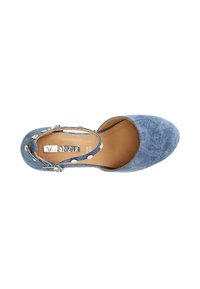 Scarpa con tacco alto in denim blu, con punta arrotondata, cinturino alla caviglia e dettagli decorativi in argento. Texture liscia e design semplice.