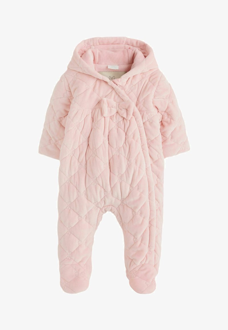 Mjukt rosa vadderad babyoverall med huva, långa ärmar, inneslutna fötter och en rosettdetalj fram.