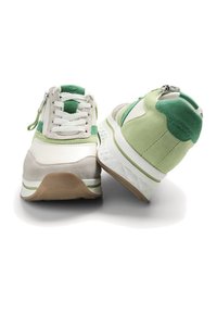 Scarpe da ginnastica verdi e crema con materiali in suede e rete, dotate di chiusura con zip, suola testurizzata e accenti verdi a contrasto.