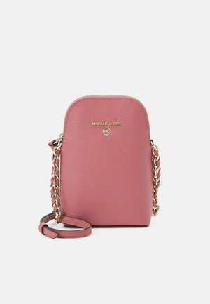 Mała różowa skórzana torebka na ramię z złotym łańcuszkiem i logo Michael Kors na przodzie.