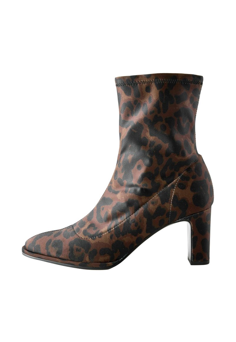 Bottines à imprimé léopard avec une forme effilée, fabriquées dans un matériau lisse, comportant un talon noir et des détails de surpiqûre.