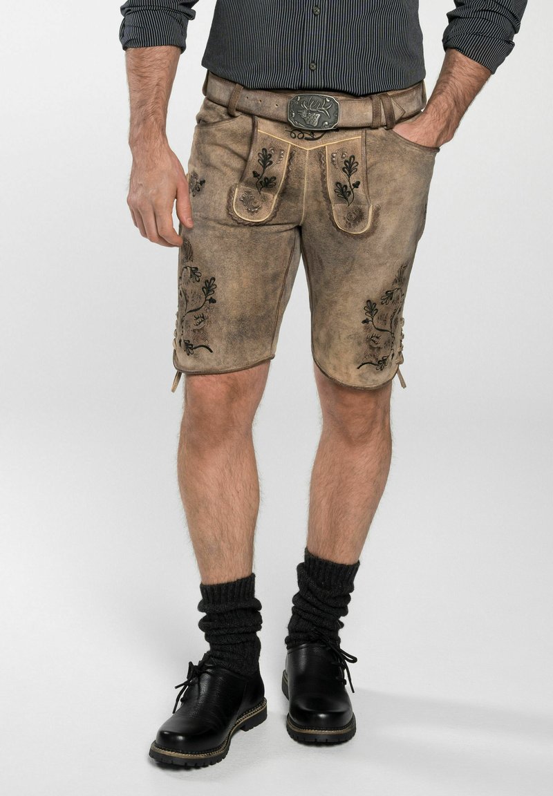 Pantaloni in pelle color marrone chiaro con motivi floreali ricamati, dotati di due tasche anteriori e una cintura con una fibbia dettagliata.